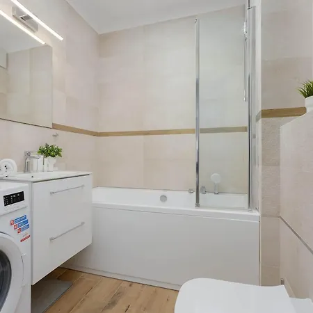 Modern With A Balcony And Parking Near Pge By Renters Varsóvia