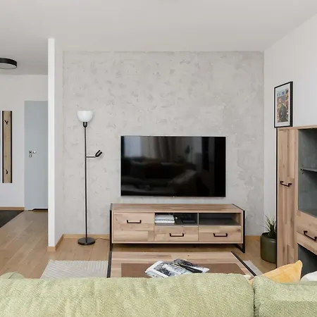 Modern With A Balcony And Parking Near Pge By Renters Apartamento Varsóvia