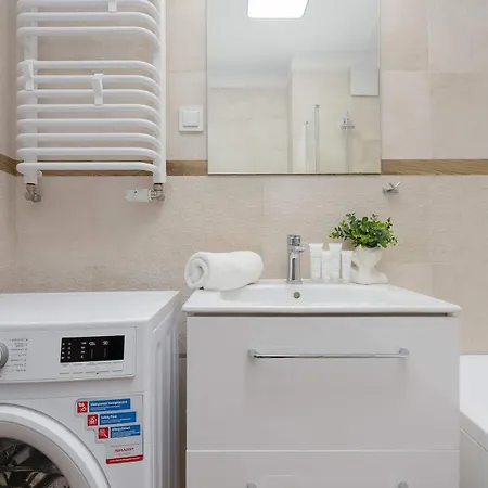 Modern With A Balcony And Parking Near Pge By Renters *